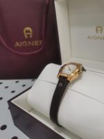 ساعة اقنر نسائية جلد اصليه لون بني